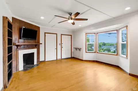 Living - 122 Fleming Ave, Vallejo, CA 94590 photo 3 of 4