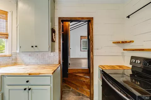 Entry Way - 122 Fleming Ave, Vallejo, CA 94590 photo 3 of 5