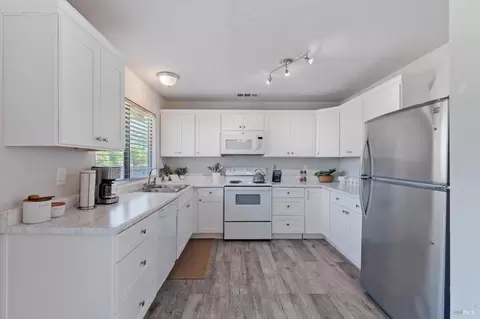 Kitchen - 244 Woodhill Dr, Redding, CA 96003 photo 3 of 9