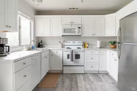Kitchen - 244 Woodhill Dr, Redding, CA 96003 photo 4 of 9