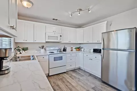 Kitchen - 244 Woodhill Dr, Redding, CA 96003 photo 1 of 9