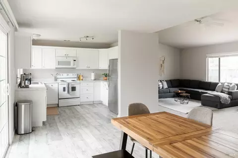 Kitchen - 244 Woodhill Dr, Redding, CA 96003 photo 6 of 9