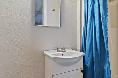 Bath - 244 Woodhill Dr, Redding, CA 96003 photo 6 of 7