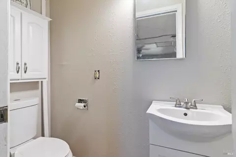 Bath - 244 Woodhill Dr, Redding, CA 96003 photo 5 of 7