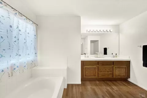 Bath - 675 Brians Way, Dixon, CA 95620 photo 3 of 4