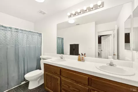 Bath - 675 Brians Way, Dixon, CA 95620 photo 1 of 4