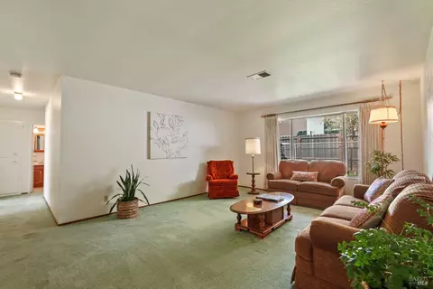 Living - 724 E Atlantic Ave, Fairfield, CA 94533 photo 2 of 7