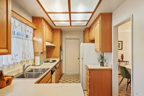 Kitchen - 724 E Atlantic Ave, Fairfield, CA 94533 photo 1 of 6