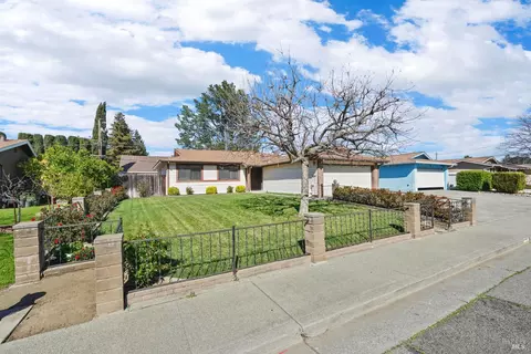 Exterior - 724 E Atlantic Ave, Fairfield, CA 94533 photo 3 of 14