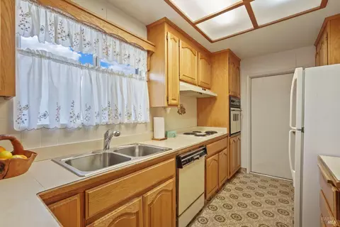 Kitchen - 724 E Atlantic Ave, Fairfield, CA 94533 photo 3 of 6