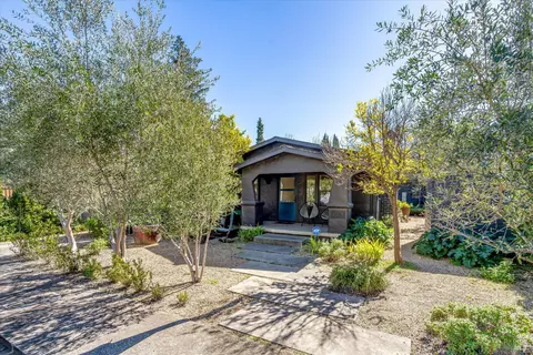 945 Brown St, Saint Helena, CA 94574