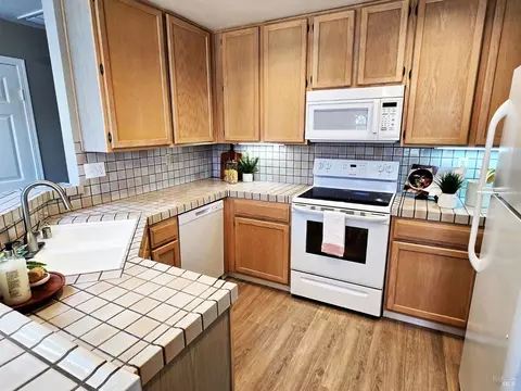 Kitchen - 511 Timbercove St #8, Vallejo, CA 94591 photo 2 of 3