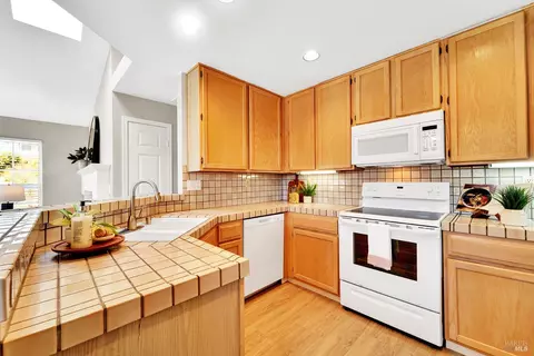Kitchen - 511 Timbercove St #8, Vallejo, CA 94591 photo 1 of 3