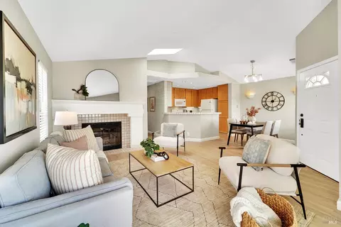 Living - 511 Timbercove St #8, Vallejo, CA 94591 photo 2 of 2