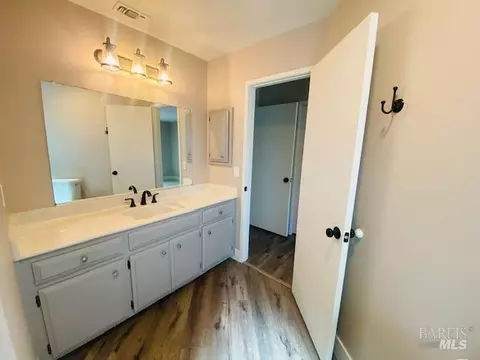 Bath - 1315 Pinewood Ct, Dixon, CA 95620 photo 2 of 4