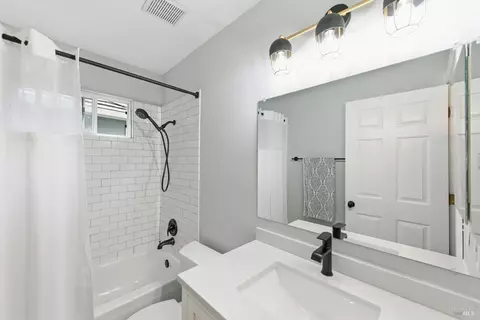 Bath - 28 Winestone Ct, Napa, CA 94558 photo 5 of 5