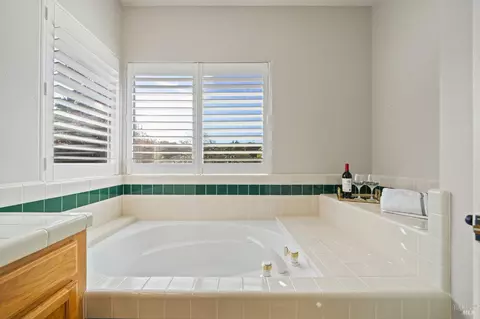 Bath - 4706 Devonshire Pl, Santa Rosa, CA 95405 photo 4 of 7