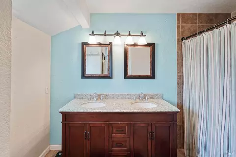 Bath - 1315 Jacobs Pl, Dixon, CA 95620 photo 1 of 3
