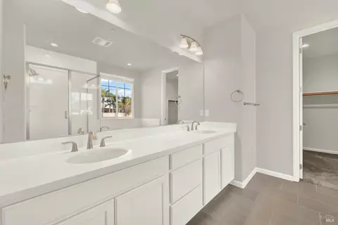 Bath - 2952 Inspiration Dr, Fairfield, CA 94533 photo 2 of 4