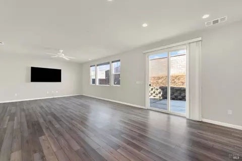 Living - 2952 Inspiration Dr, Fairfield, CA 94533 photo 2 of 5