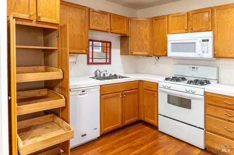 Kitchen - 8383 Lasalle Ave, Cotati, CA 94931 photo 8 of 9