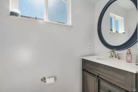 Bath - 532 Walten Way, Windsor, CA 95492 photo 4 of 4