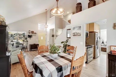 Dining - 532 Walten Way, Windsor, CA 95492 photo 3 of 4