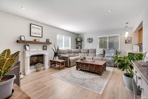 Living - 532 Walten Way, Windsor, CA 95492 photo 1 of 5