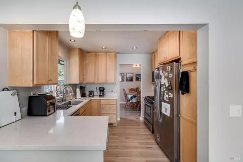 Kitchen - 532 Walten Way, Windsor, CA 95492 photo 2 of 6
