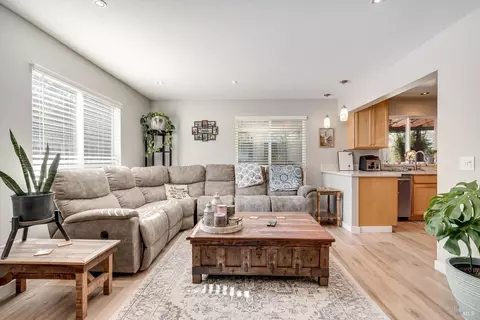 Living - 532 Walten Way, Windsor, CA 95492 photo 2 of 5