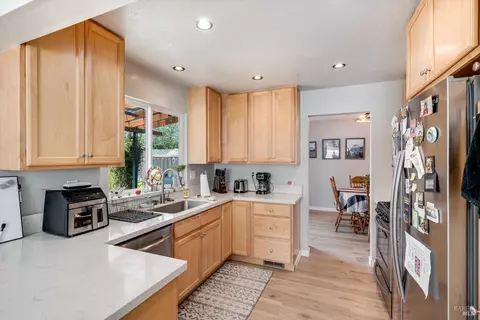 Kitchen - 532 Walten Way, Windsor, CA 95492 photo 3 of 6