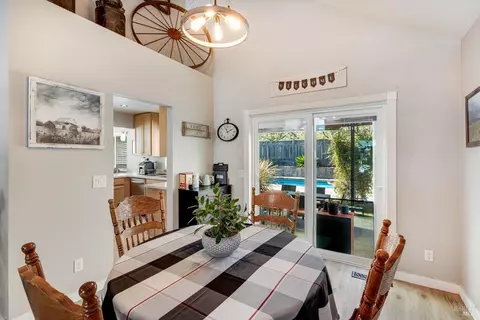 Dining - 532 Walten Way, Windsor, CA 95492 photo 2 of 4