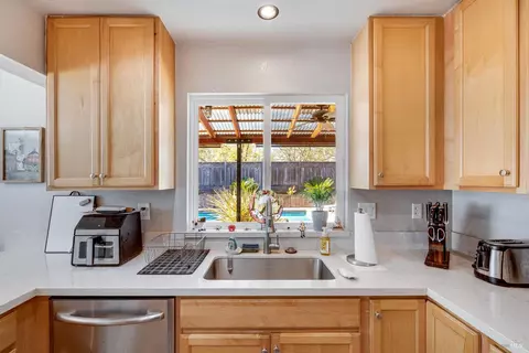 Kitchen - 532 Walten Way, Windsor, CA 95492 photo 6 of 6