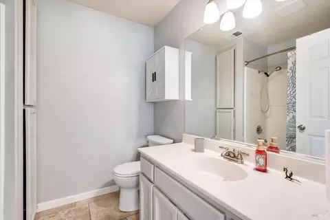Bath - 532 Walten Way, Windsor, CA 95492 photo 3 of 4