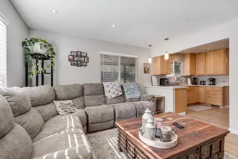 Living - 532 Walten Way, Windsor, CA 95492 photo 4 of 5