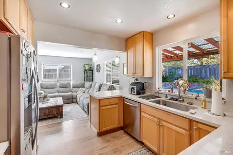 Kitchen - 532 Walten Way, Windsor, CA 95492 photo 1 of 6