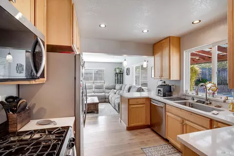 Kitchen - 532 Walten Way, Windsor, CA 95492 photo 4 of 6