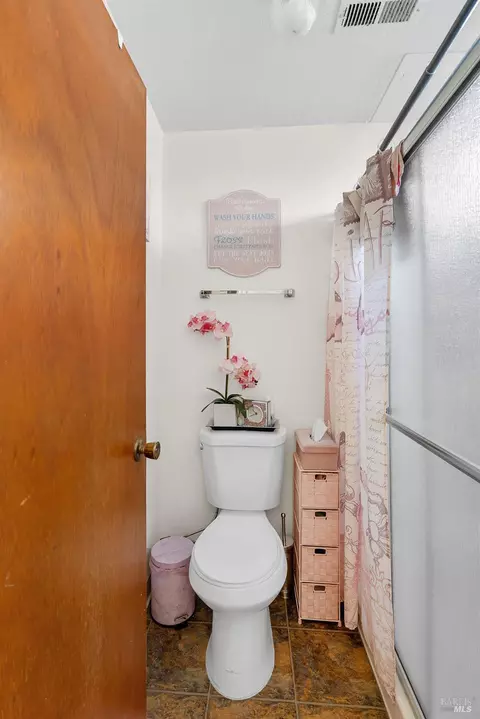 Bath - 118 Yorkshire Ct, Vallejo, CA 94591 photo 3 of 9