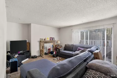 Living - 118 Yorkshire Ct, Vallejo, CA 94591 photo 3 of 4