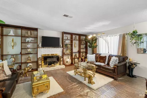 Living - 118 Yorkshire Ct, Vallejo, CA 94591 photo 1 of 4