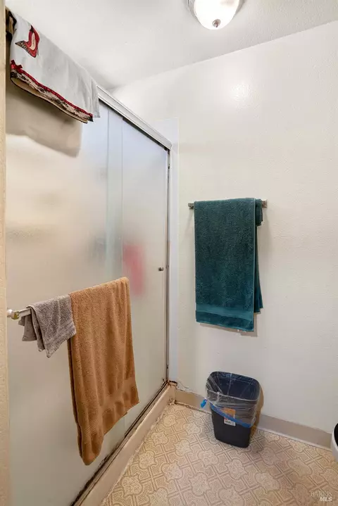 Bath - 118 Yorkshire Ct, Vallejo, CA 94591 photo 8 of 9