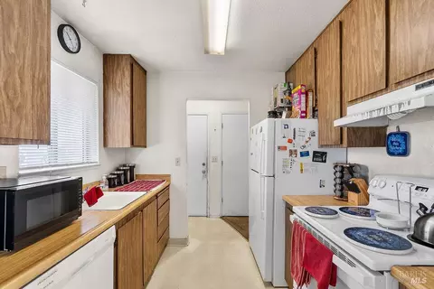 Kitchen - 118 Yorkshire Ct, Vallejo, CA 94591 photo 4 of 5
