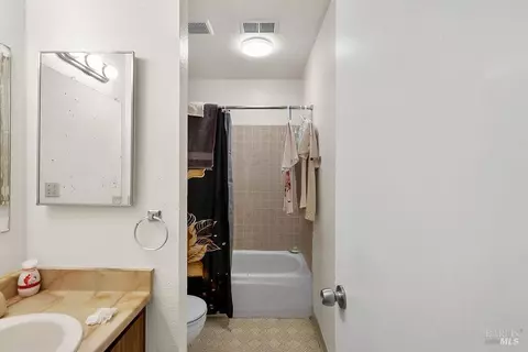 Bath - 118 Yorkshire Ct, Vallejo, CA 94591 photo 7 of 9