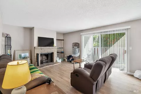 Living - 118 Yorkshire Ct, Vallejo, CA 94591 photo 2 of 4
