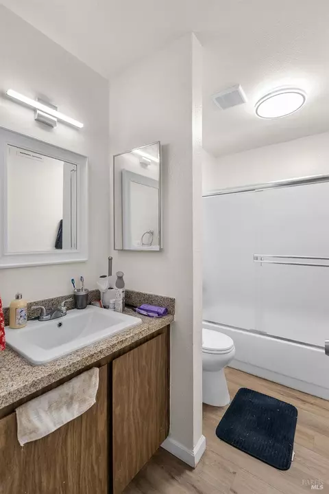 Bath - 118 Yorkshire Ct, Vallejo, CA 94591 photo 4 of 9