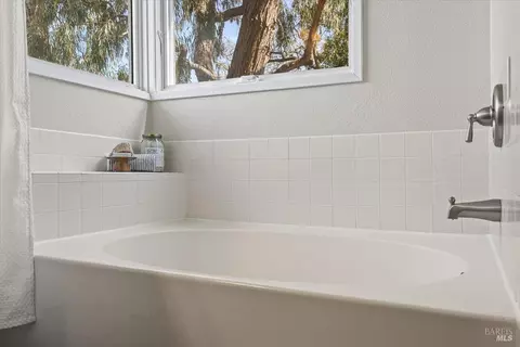 Bath - 9524 Sheffield St, Windsor, CA 95492 photo 5 of 6