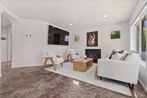 Living - 9524 Sheffield St, Windsor, CA 95492 photo 6 of 7