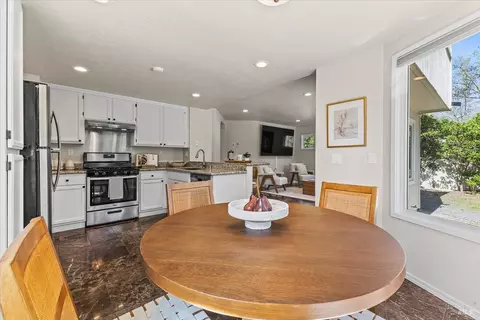 Dining - 9524 Sheffield St, Windsor, CA 95492 photo 3 of 4