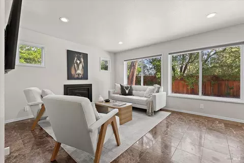 Living - 9524 Sheffield St, Windsor, CA 95492 photo 4 of 7