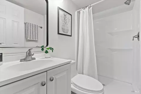 Bath - 9524 Sheffield St, Windsor, CA 95492 photo 1 of 6